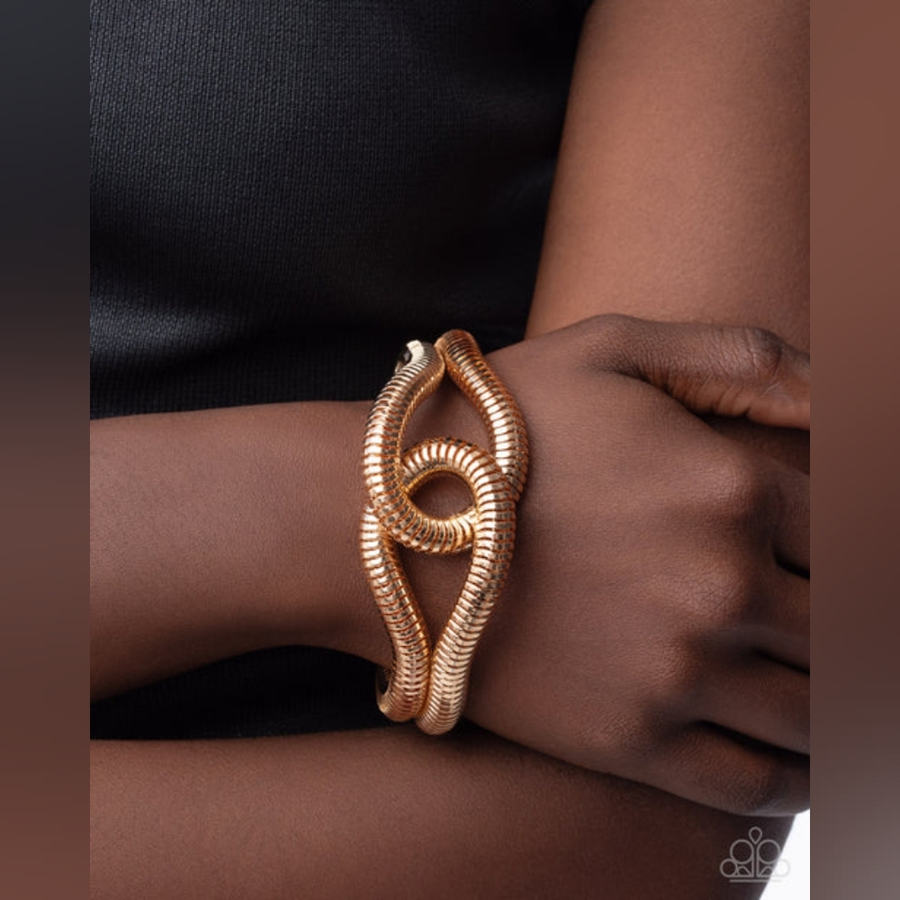 Chic Gold-Tone Women's Bracelet - Picture 2 of 3